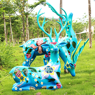 彩繪麋鹿玻璃鋼雕塑，栩栩如生精雕細(xì)琢的代表作!