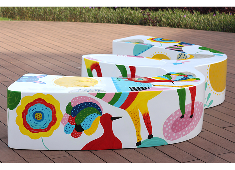 戶外玻璃鋼休閑椅怎么進行清潔和保養(yǎng)?