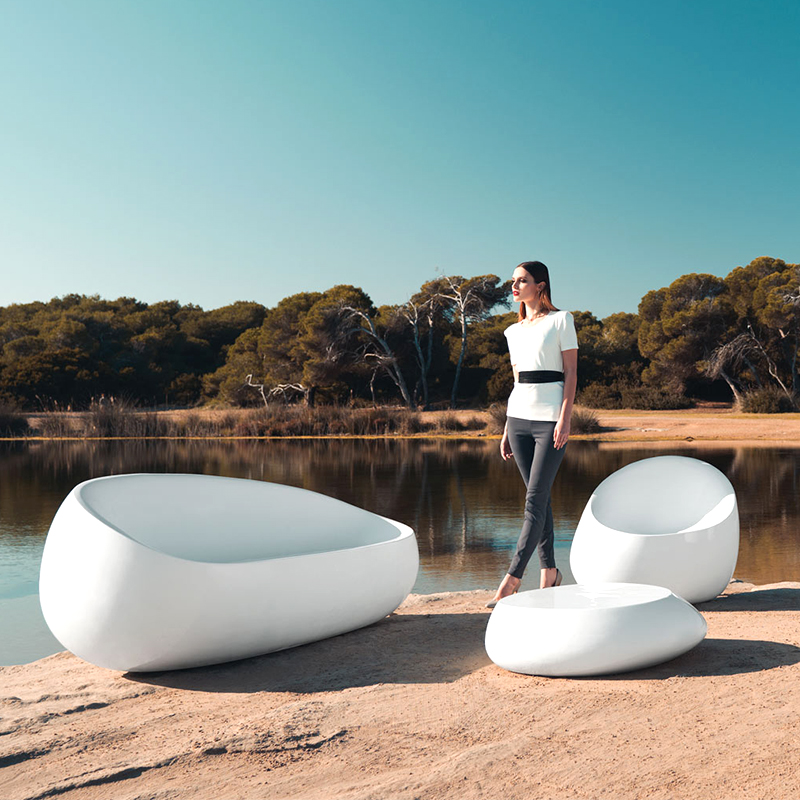 戶外玻璃鋼休閑椅怎么進行清潔和保養(yǎng)?