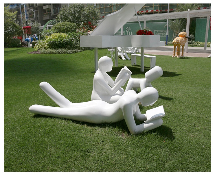 玻璃鋼看書雕塑