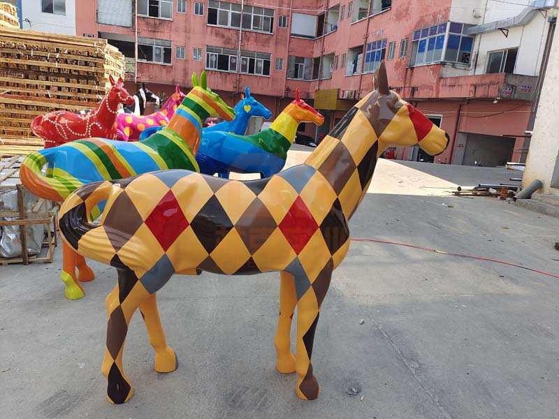 玻璃鋼馬雕塑彩繪景觀動(dòng)物藝術(shù)擺件