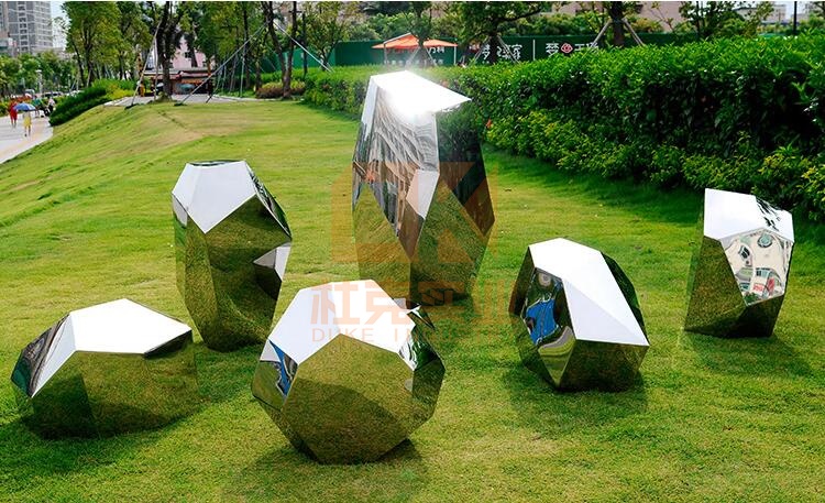 不銹鋼鏡面石頭雕塑