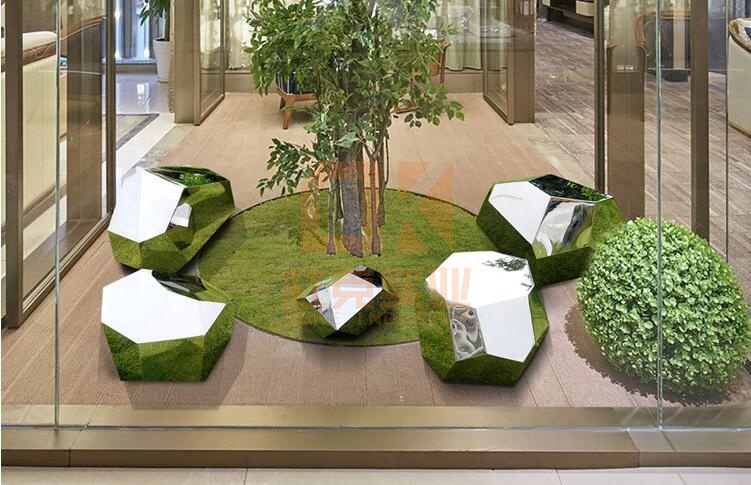 不銹鋼鏡面石頭雕塑