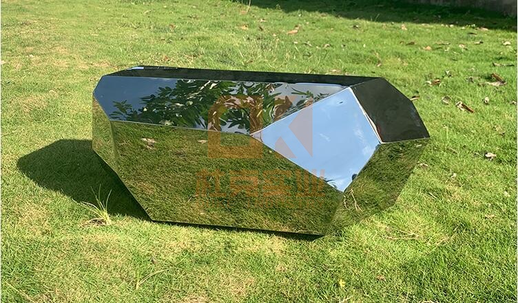 不銹鋼鏡面石頭雕塑