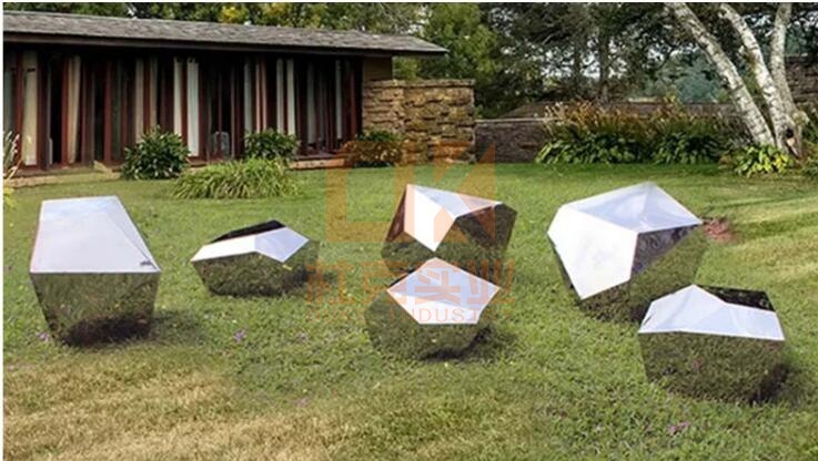 不銹鋼鏡面石頭雕塑