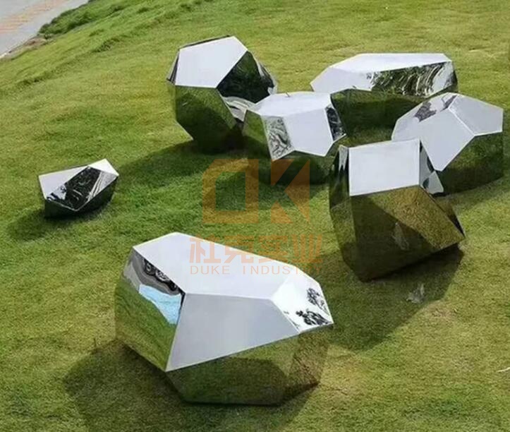 不銹鋼鏡面石頭雕塑