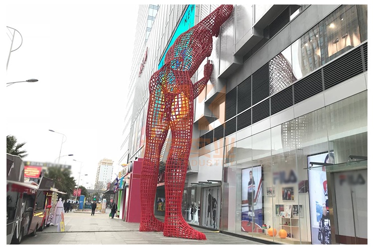 不銹鋼鏤空巨人雕塑