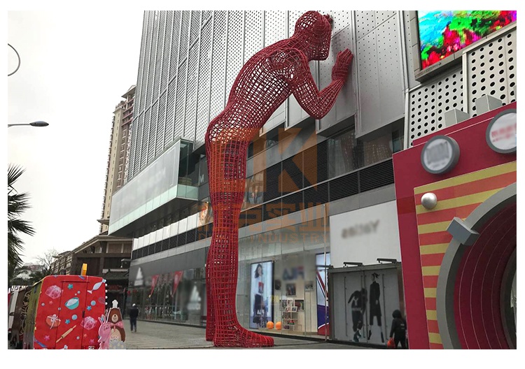 不銹鋼鏤空巨人雕塑