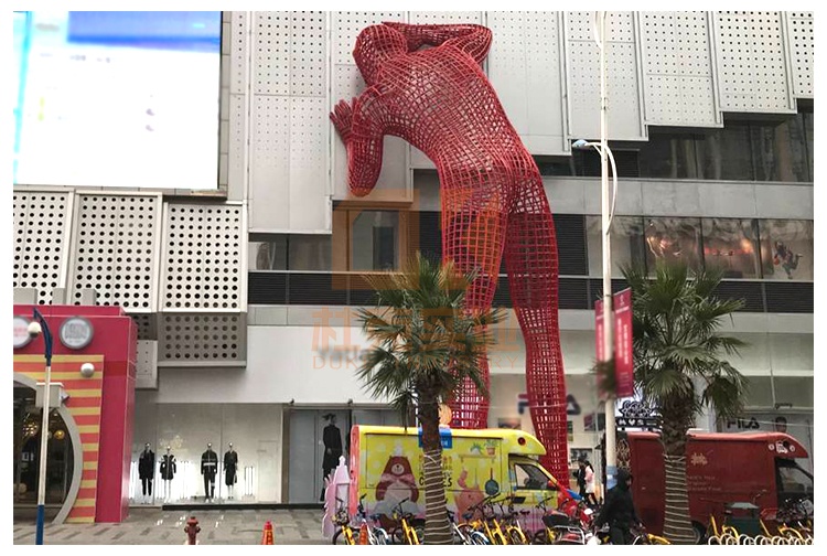 不銹鋼鏤空巨人雕塑