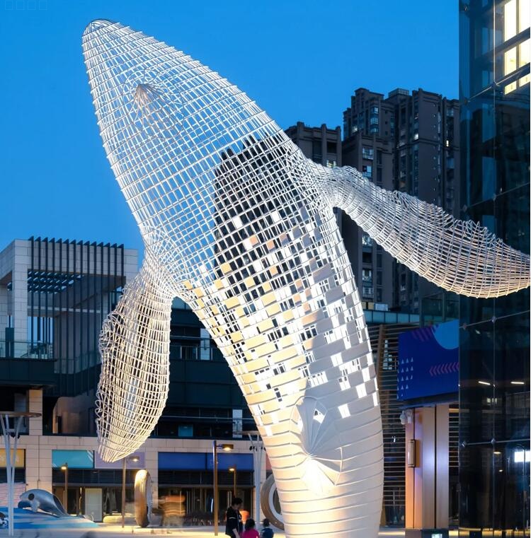 室外雕塑一般用什么材質?戶外雕塑都選玻璃鋼雕塑和不銹鋼雕塑!