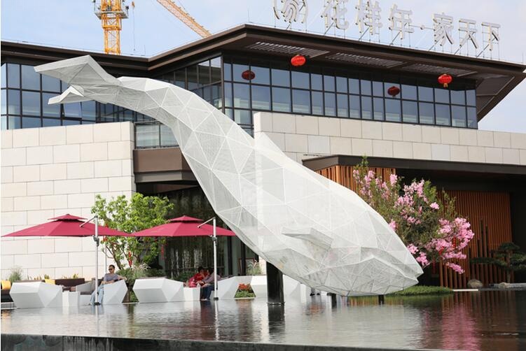 室外雕塑一般用什么材質?戶外雕塑都選玻璃鋼雕塑和不銹鋼雕塑!