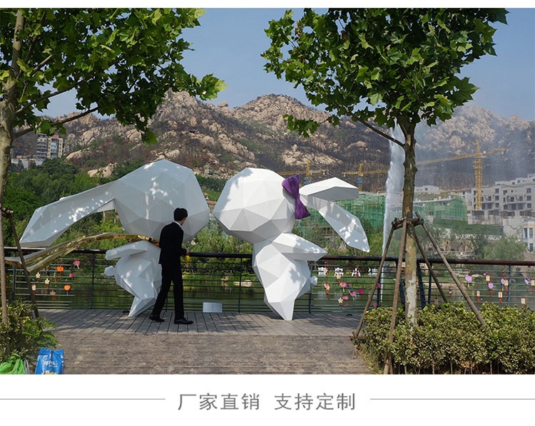 玻璃鋼切面兔子雕塑云朵景觀擺件 玻璃鋼切面兔子雕塑云朵景觀擺件
