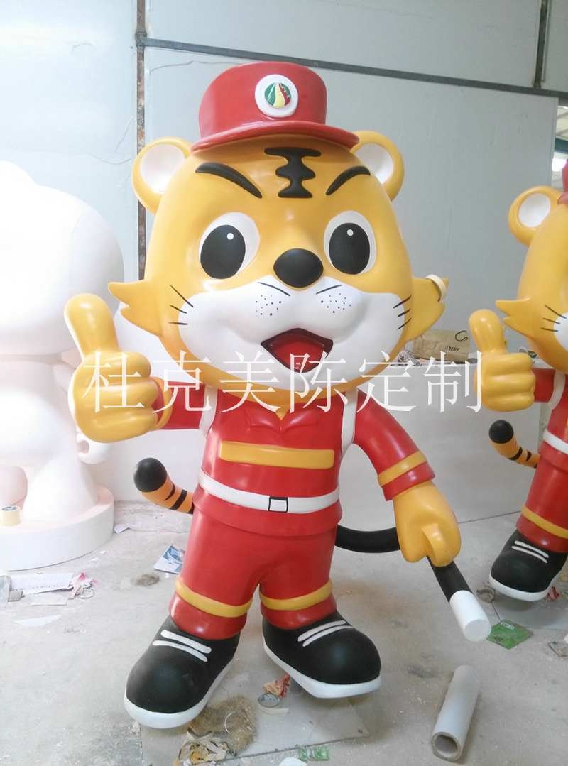 玻璃鋼卡通老虎雕塑消防員景觀擺件 玻璃鋼卡通老虎雕塑消防員景觀擺件