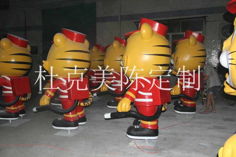 玻璃鋼卡通老虎雕塑消防員景觀擺件 玻璃鋼卡通老虎雕塑消防員景觀擺件