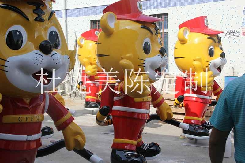 玻璃鋼卡通老虎雕塑消防員景觀擺件 玻璃鋼卡通老虎雕塑消防員景觀擺件
