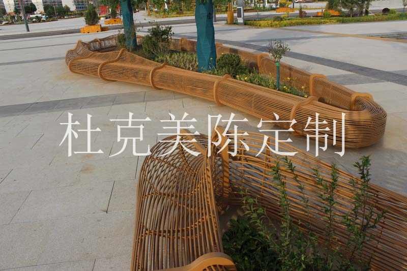 甘肅慶陽高鐵站定制一批大型不銹鋼金屬鏤空異形樹池坐凳案例