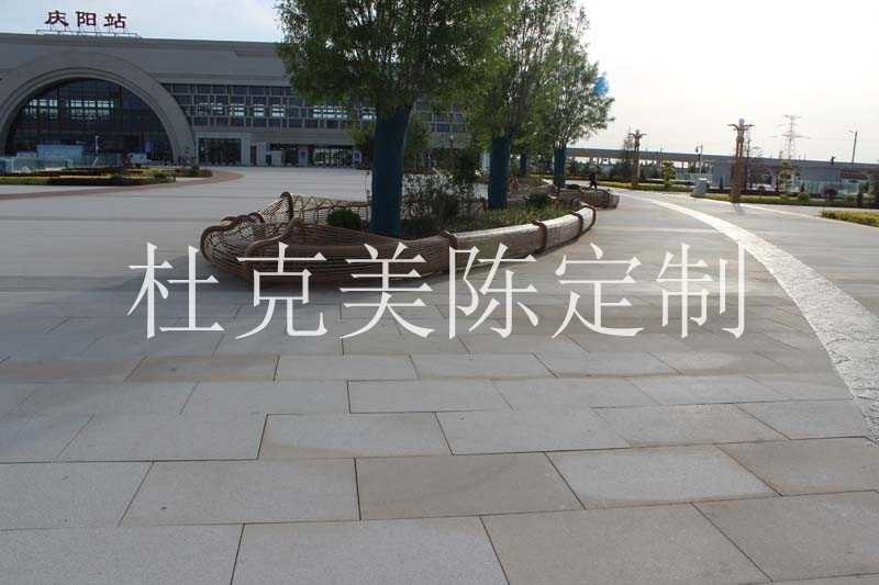 甘肅慶陽高鐵站定制一批大型不銹鋼金屬鏤空異形樹池坐凳案例