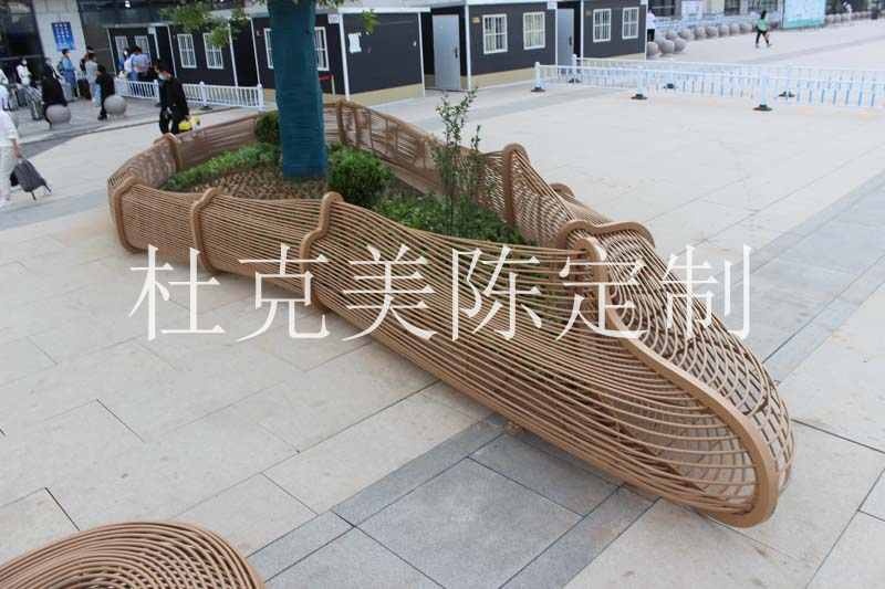 甘肅慶陽高鐵站定制一批大型不銹鋼金屬鏤空異形樹池坐凳案例
