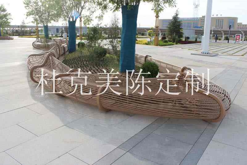 甘肅慶陽高鐵站定制一批大型不銹鋼金屬鏤空異形樹池坐凳案例
