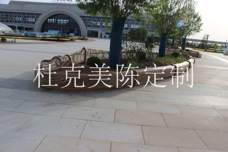 甘肅慶陽高鐵站定制一批大型不銹鋼金屬鏤空異形樹池坐凳案例