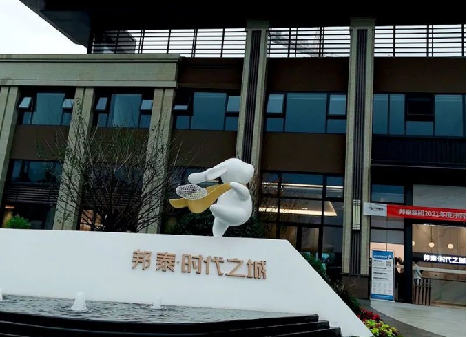 玻璃鋼兔子雕塑，景觀與藝術(shù)締造的美陳!