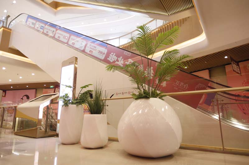 廣州合生匯商業(yè)美陳綜合體美陳景觀雕塑花盆座椅案例