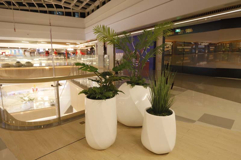 廣州合生匯商業(yè)美陳綜合體美陳景觀雕塑花盆座椅案例