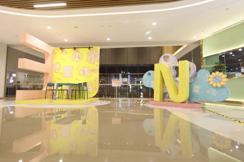 廣州合生匯商業(yè)美陳綜合體美陳景觀雕塑花盆座椅案例