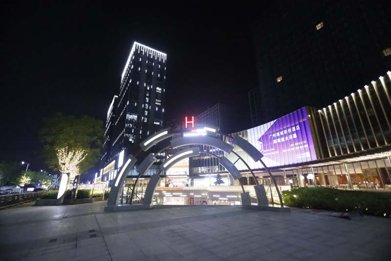 廣州合生匯商業(yè)美陳綜合體美陳景觀雕塑花盆座椅案例