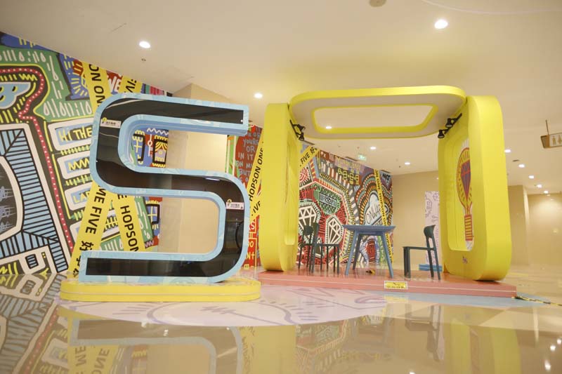 廣州合生匯商業(yè)美陳綜合體美陳景觀雕塑花盆座椅案例