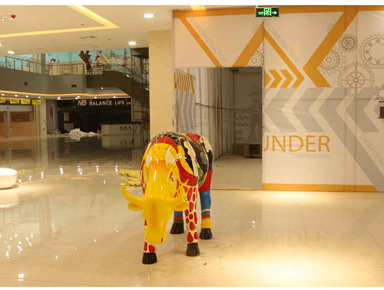 玻璃鋼彩繪牛雕塑商場動物美陳擺件