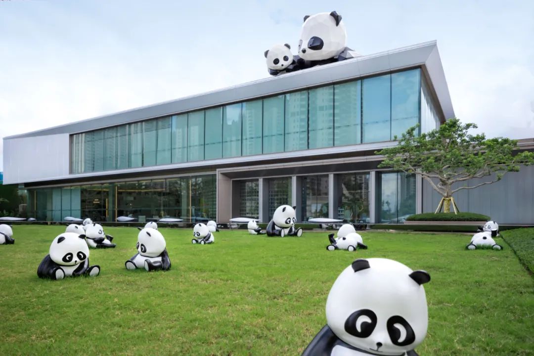 建筑樓頂擺放什么樣的雕塑合適，國寶熊貓雕塑是非常好的選擇!