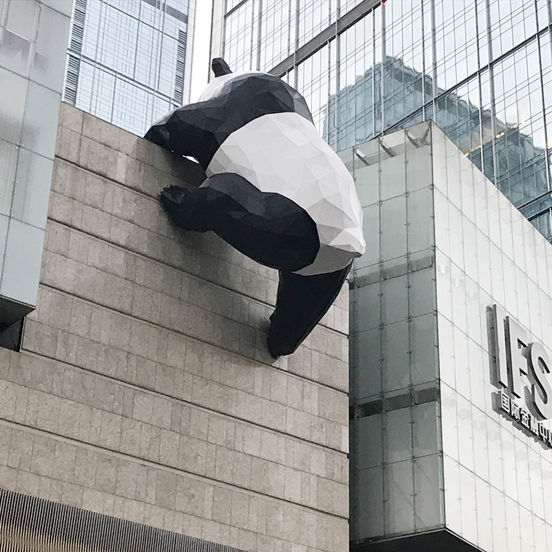 玻璃鋼大型熊貓爬墻雕塑切面景觀動(dòng)物擺件