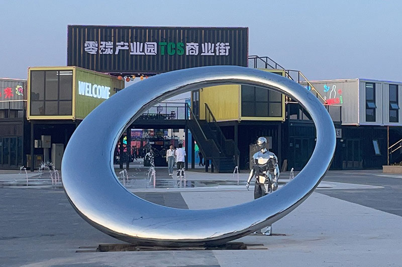 內(nèi)蒙古鄂爾多斯特經(jīng)濟園區(qū)特色商業(yè)街美陳雕塑景觀小品案例