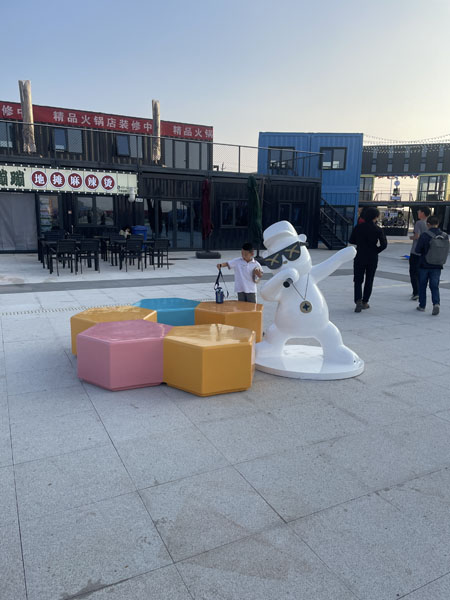 內(nèi)蒙古鄂爾多斯特經(jīng)濟園區(qū)特色商業(yè)街美陳雕塑景觀小品案例