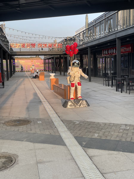 內(nèi)蒙古鄂爾多斯特經(jīng)濟園區(qū)特色商業(yè)街美陳雕塑景觀小品案例