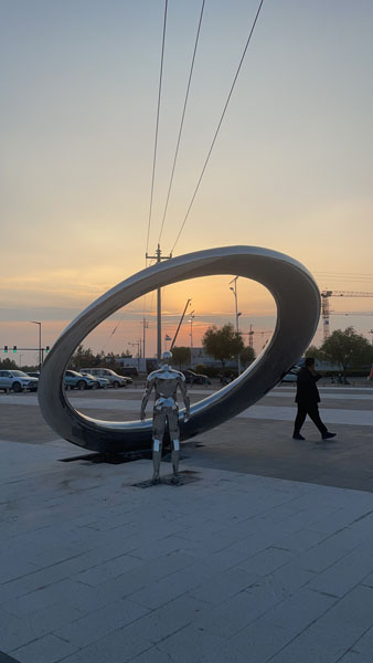 內(nèi)蒙古鄂爾多斯特經(jīng)濟園區(qū)特色商業(yè)街美陳雕塑景觀小品案例