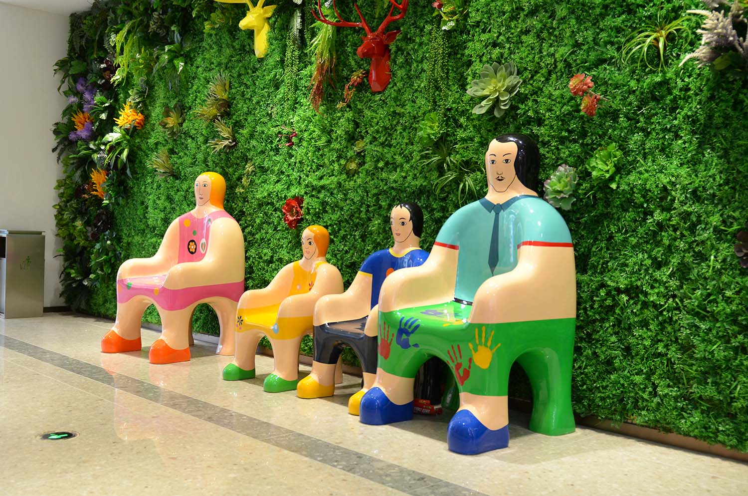 廣西桂林購(gòu)物公園定制一批玻璃鋼雕塑坐凳