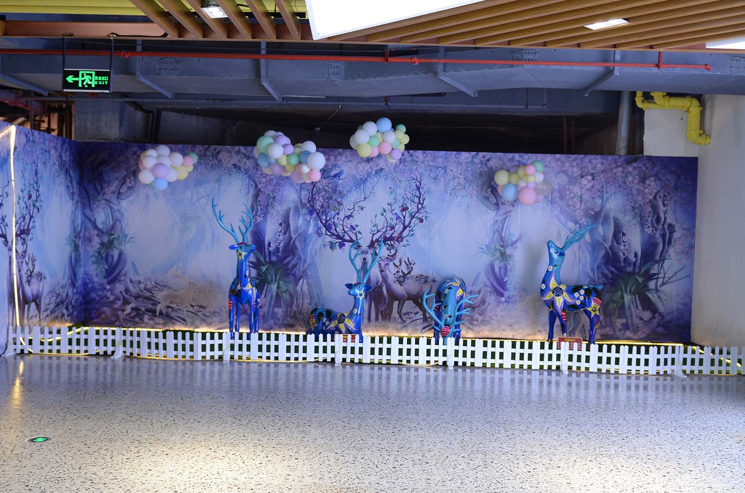 廣西桂林購(gòu)物公園定制一批玻璃鋼雕塑坐凳