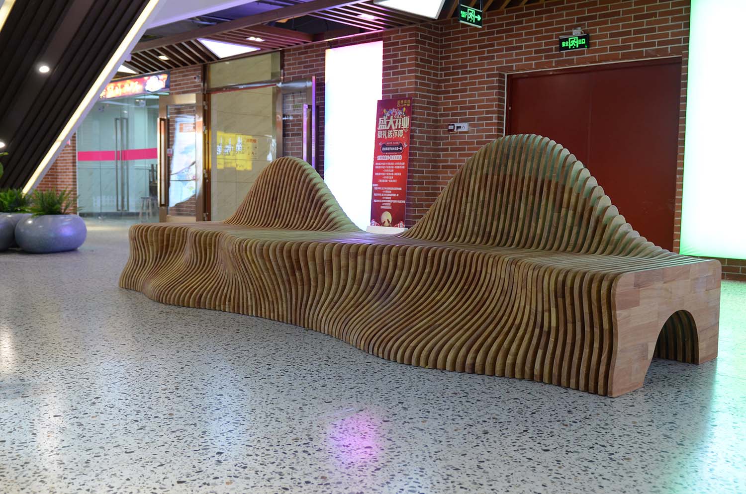 廣西桂林購(gòu)物公園定制一批玻璃鋼雕塑坐凳