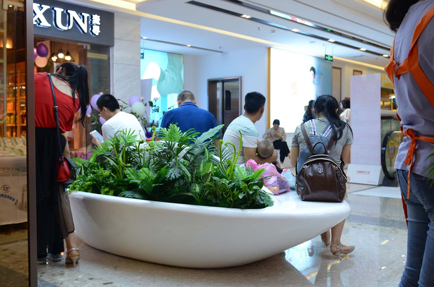 廣西桂林購(gòu)物公園定制一批玻璃鋼雕塑坐凳