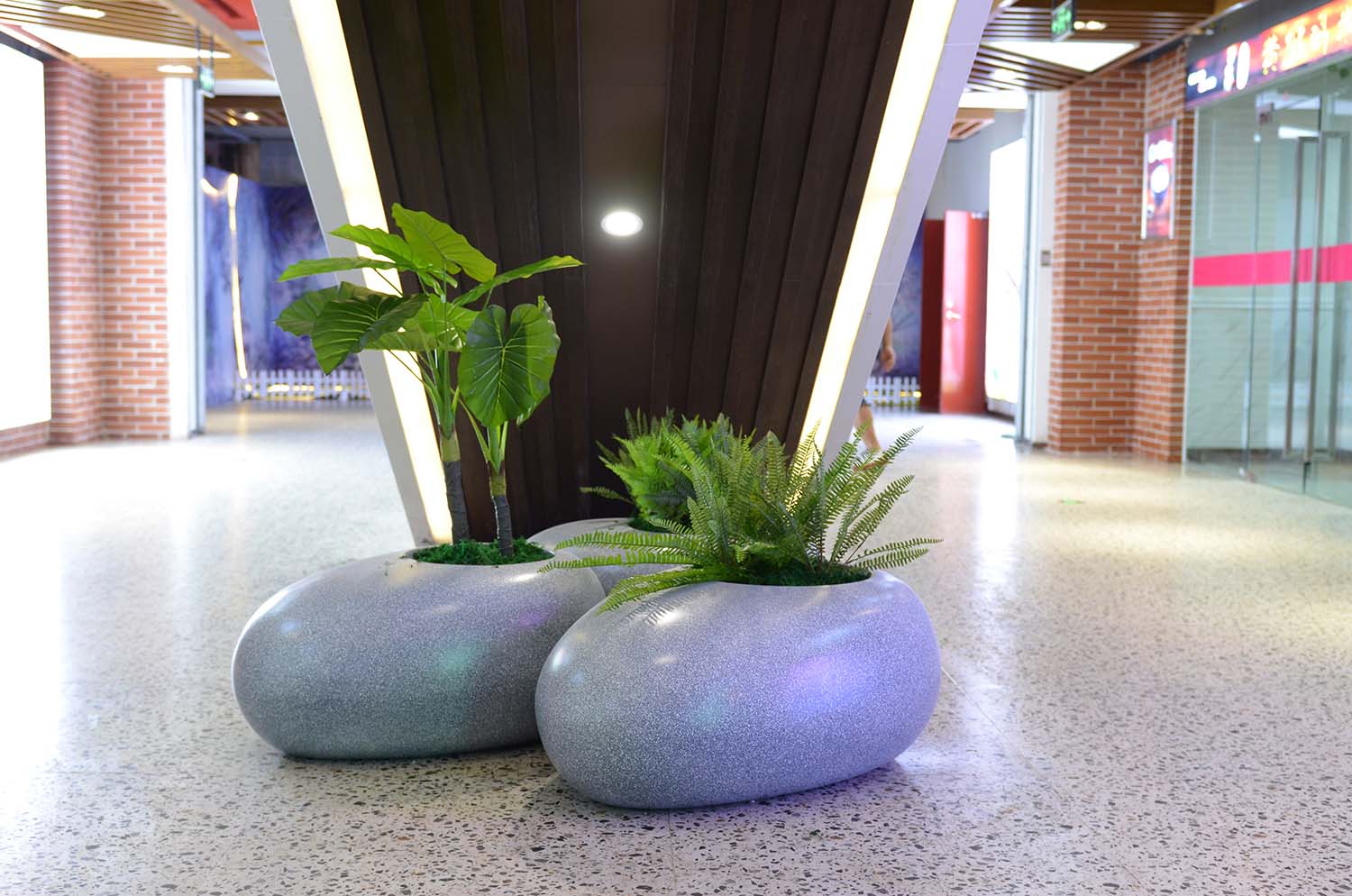 廣西桂林購(gòu)物公園定制一批玻璃鋼雕塑坐凳