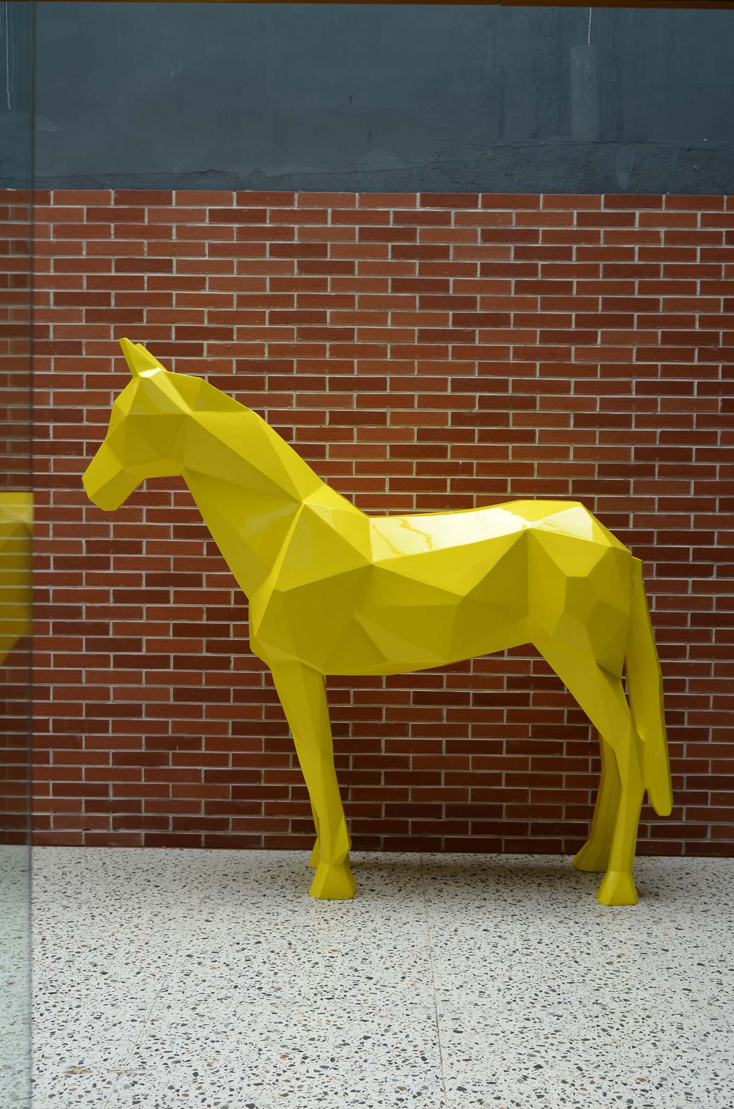 廣西桂林購(gòu)物公園定制一批玻璃鋼雕塑坐凳