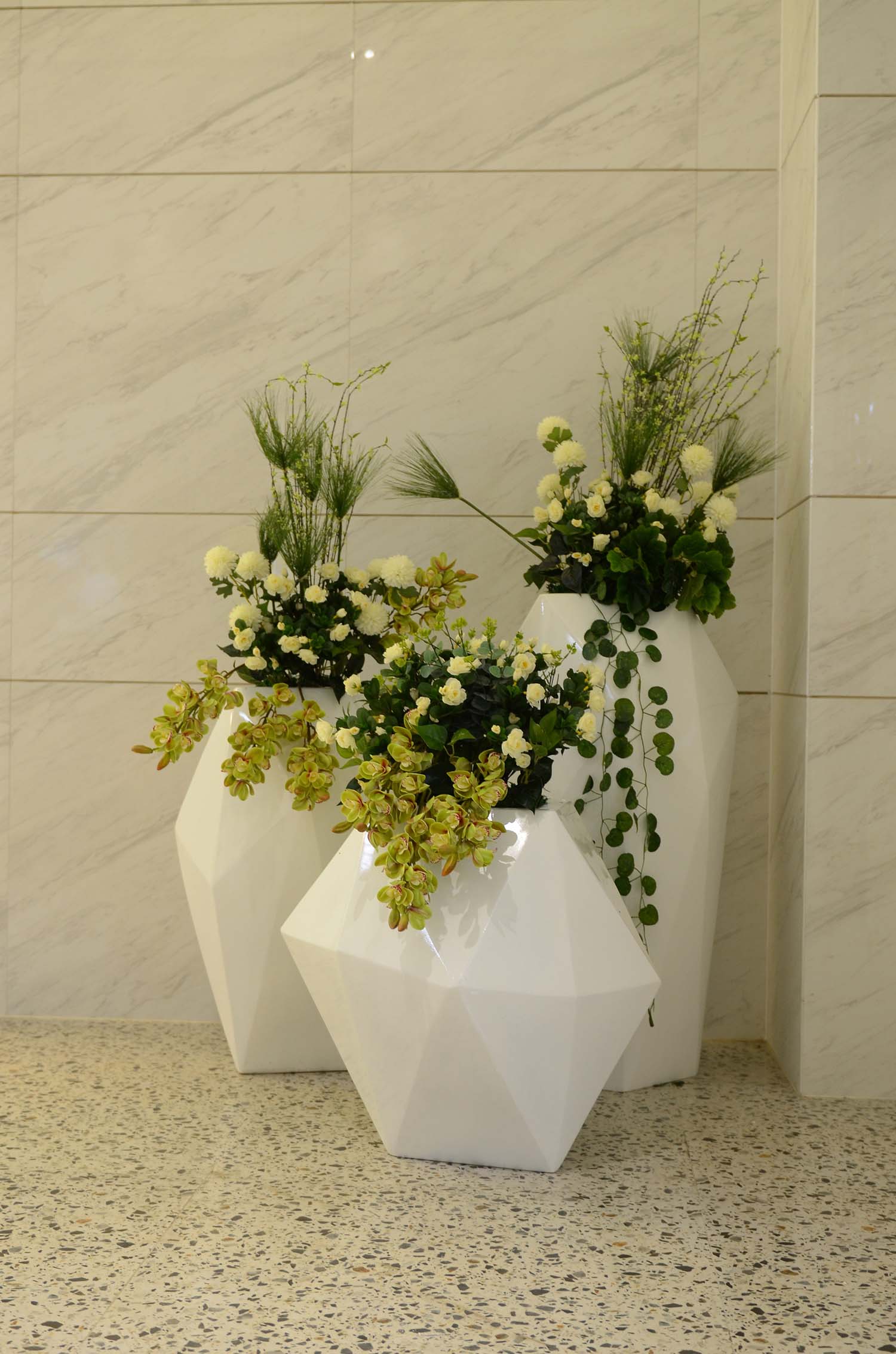 廣西桂林購(gòu)物公園定制一批玻璃鋼雕塑坐凳